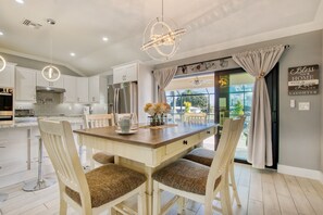 Dining - Villa Sunny Dream - New Villa - perfect for families and boaters (Cape Coral)