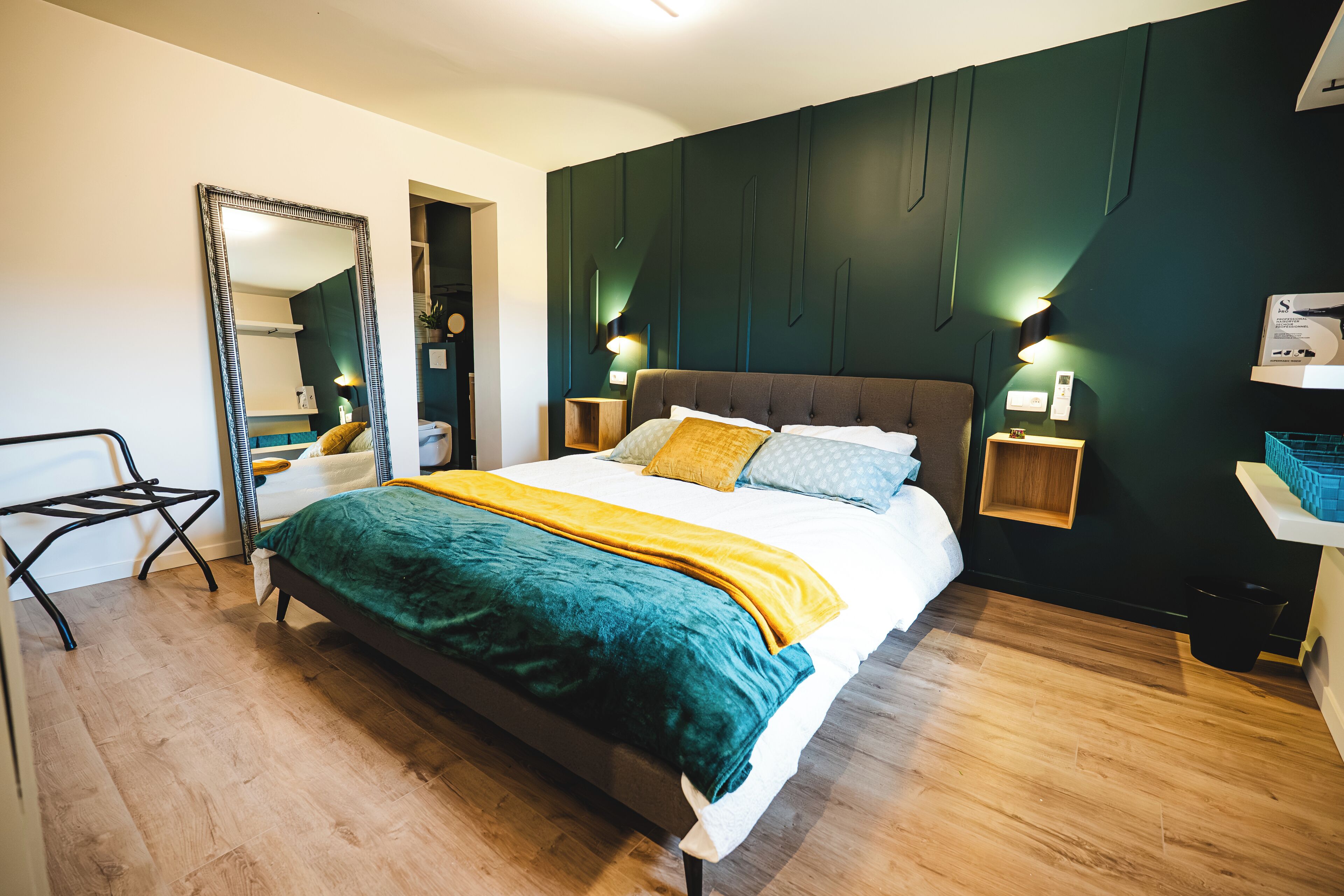 Caja de seguridad en la habitación y tabla de planchar con plancha 