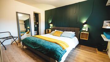 Caja de seguridad en la habitación y tabla de planchar con plancha