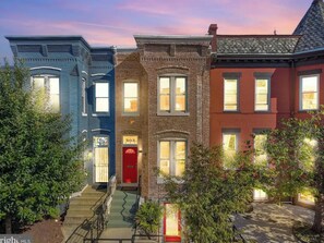 Exterior - Delightful 2-bedroom Elegant Townhome in the Heart of DC! (Washington)