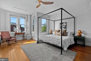 Iron/ironing board, WiFi, bed sheets - Delightful 2-bedroom Elegant Townhome in the Heart of DC! (Washington)