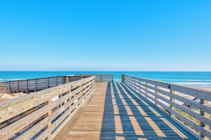 بالقرب من الشاطئ