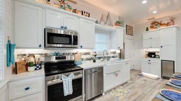 Microondas, horno, parrilla de estufa y lavavajillas