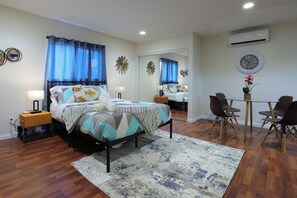 1 bedroom, desk, free WiFi, bed sheets - Chic LA Studio Oasis near LAX, SoFi, USC, DTLA (Los Angeles)