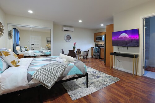 Chic LA Studio Oasis near LAX, SoFi, USC, DTLA