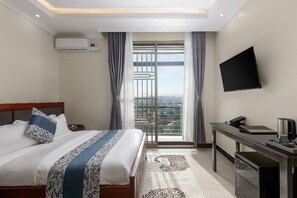 مكتب ومساحة عمل للكمبيوتر المحمول وستائر تعتيم وواي فاي مجانًا