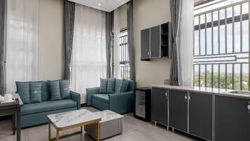 Escritorio, espacio para trabajar con laptop y cortinas blackout