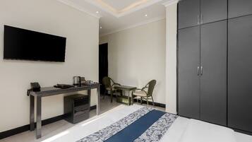 Escritorio, espacio para trabajar con laptop y cortinas blackout