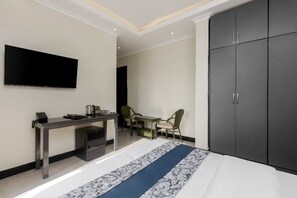 Comfort eenpersoonskamer, balkon, uitzicht op de stad | Een bureau, een laptopwerkplek, verduisterende gordijnen, gratis wifi