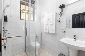 Bañera y ducha independientes y artículos de higiene personal gratuitos