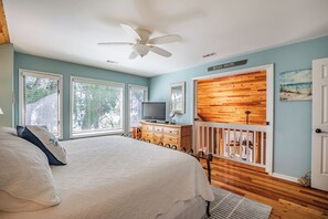 3 bedrooms, desk, iron/ironing board, travel cot