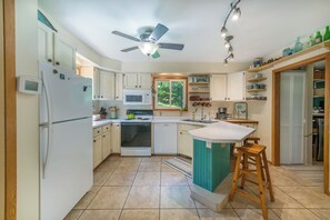 Private kitchen - Tranquil Retreat-Min to MQT, Gwinn-10 Acres Enjoy (Gwinn)