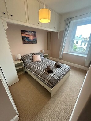 Tabla de planchar con plancha, wifi y ropa de cama 