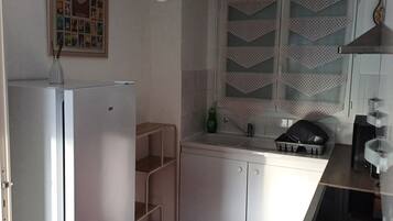 Een koelkast, een microgolfoven, een oven, een kookplaat