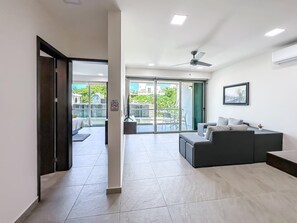 TV - Prime Downtown 1 BR w/ Rooftop Infinity Pool (Isla Mujeres)