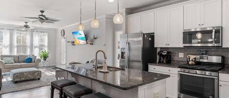 Pientalo, useita sänkyjä, patio, näköala puutarhaan (Old Canal Getaway) | Yksityinen keittiö