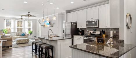 Pientalo, useita sänkyjä, patio, näköala puutarhaan (Old Canal Getaway) | Yksityinen keittiö