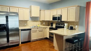 Private kitchen - North Padre Island Beautiful POOL View Fully Furnished Condo For Lease! (Corpus Christi)