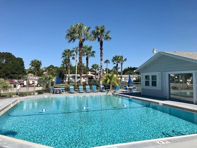 2-bedroom condo in delightful Fort Myers with cool AC