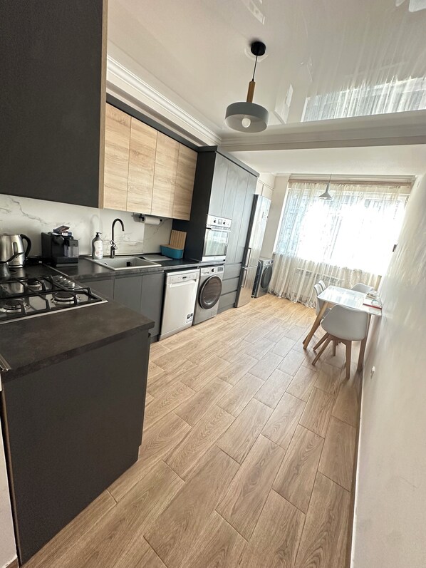 Fridge, oven, dishwasher, coffee/tea maker