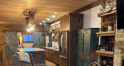 Cozy cabin in quaint Benton with cool vibes!