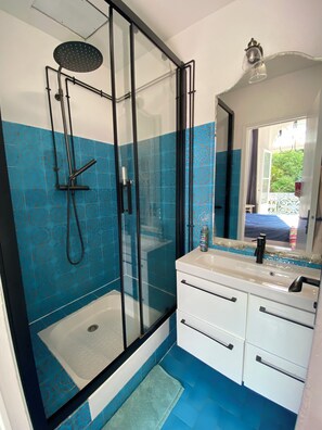Shower, hair dryer - Le Balcon d'Etigny - T2 apartment (Bagnères-de-Luchon)