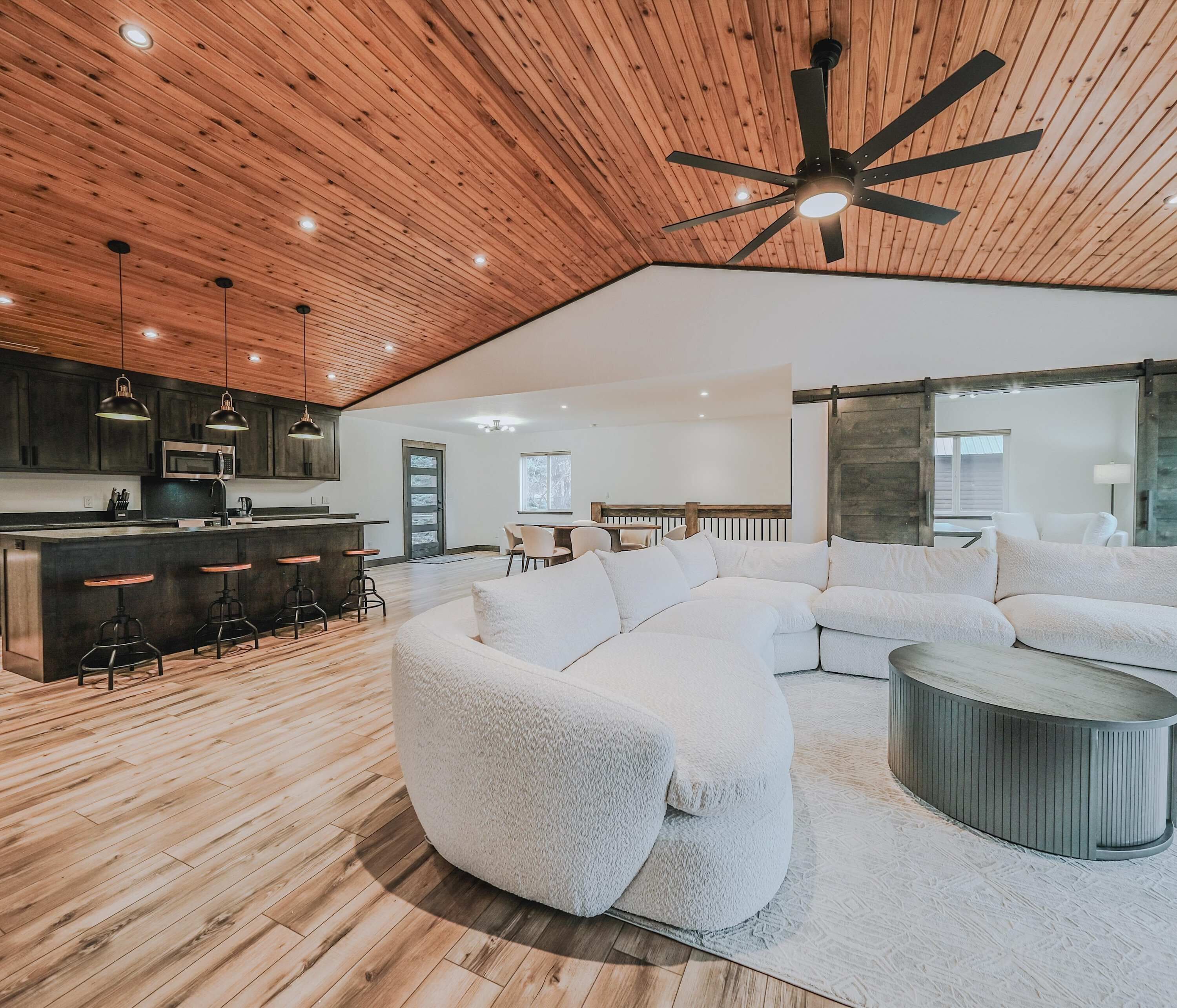 Nhà, nhiều giường, sân hiên (Sunrise Lookout on Carpenter Lake) | Khu phòng khách