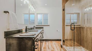 House, Multiple Beds, Patio (Sunrise Lookout on Carpenter Lake) | Bathroom | Towels