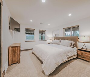 하우스, 침대(여러 개), 파티오 (Sunrise Lookout on Carpenter Lake) | 3 개의 침실, 각각 다른 스타일의 인테리어, 각각 다르게 가구 비치, 책상