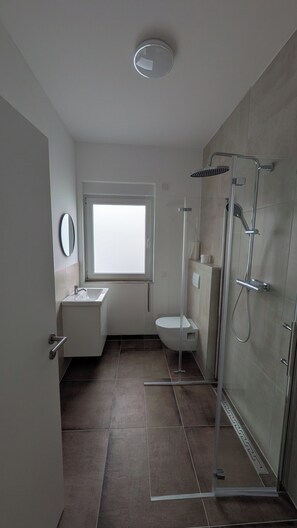 Dusche, Handtücher, Toilettenpapier