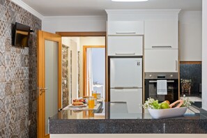 Fridge, microwave, oven, dishwasher - Quinta do Checa by Homie (Quinta Grande)