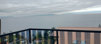 Breathtaking views overlooking the Georgia Strait and Coastal Mountains!