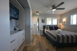 1 bedroom, desk, WiFi - Blue Heaven Oceanfront Condo in Hilton Head (Hilton Head Island)