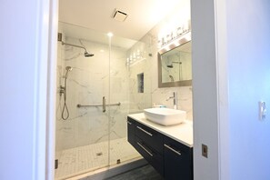 Bathroom - Blue Heaven Oceanfront Condo in Hilton Head (Hilton Head Island)