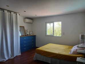 Fer et planche à repasser, lit parapluie, Wi-Fi gratuit, draps fournis