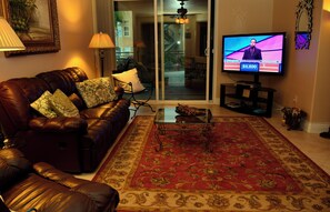 Smart-tv, eldstad, dvd-spelare och böcker