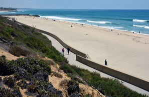 Nära stranden, solstolar och strandhanddukar