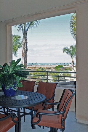 Outdoor dining - lg. LUXURY 2 bed. 2 bath ocean view condo with pool/spa Walk to beach & Lagoon.! (Carlsbad)