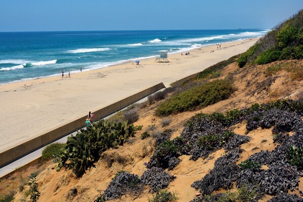 Beach nearby, sun-loungers, beach towels - lg. LUXURY 2 bed. 2 bath ocean view condo with pool/spa Walk to beach & Lagoon.! (Carlsbad)