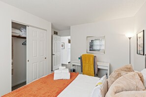 Iron/ironing board, internet, bed sheets - Local Discounts!- The Lexington Suite (Newark)