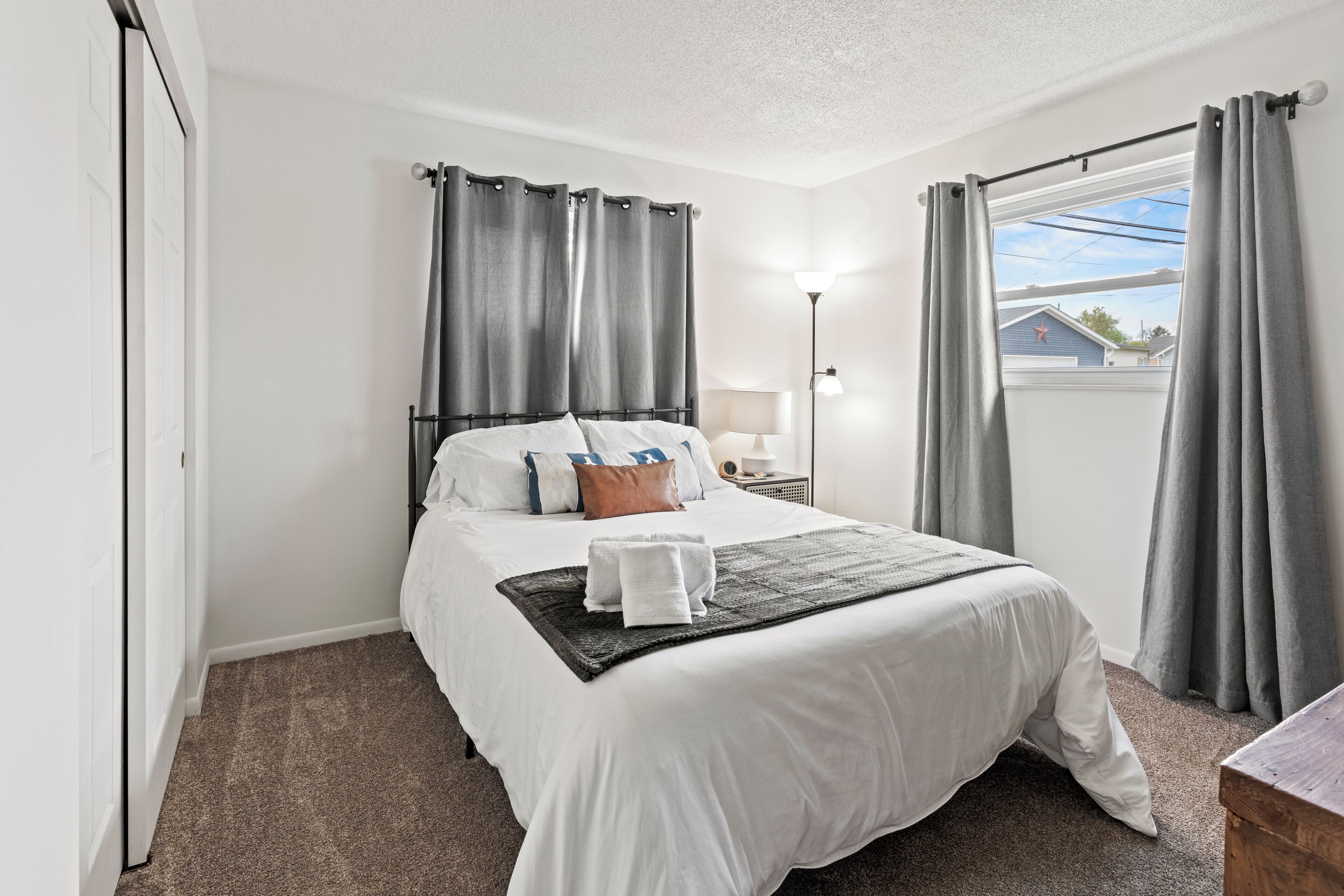 Ferros/tábuas de passar roupa, acesso à internet, roupa de cama