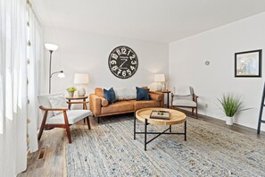 Living area - Local Discounts!- The Lexington Suite (Newark)