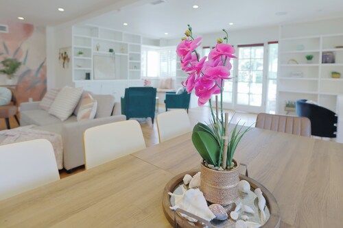 Venice Beach Haven w/ Backyard 4BR, Near Ocean