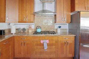 Private kitchen - Venice Beach Haven w/ Backyard 4BR, Near Ocean (Los Angeles)