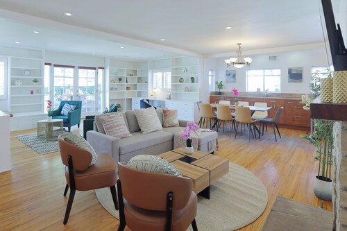 Venice Beach Haven w/ Backyard 4BR, Near Ocean