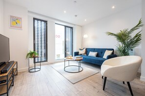 Smart TV - Villa Amalfi | 2BR Urban Retreat (Manchester)