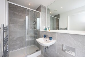 Secador de pelo, bidet, shampoo, papel higiénico