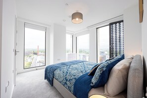 2 bedrooms, iron/ironing board, free WiFi, bed sheets - Villa Amalfi | 2BR Urban Retreat (Manchester)
