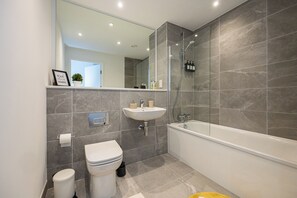 Hair dryer, bidet, shampoo, toilet paper - Villa Amalfi | 2BR Urban Retreat (Manchester)