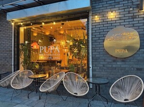 Outdoor dining - Villa Amalfi | 2BR Urban Retreat (Manchester)
